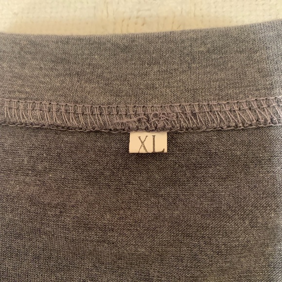 Women’s extra large heather gray Christmas T-shirt - Picture 4 of 4